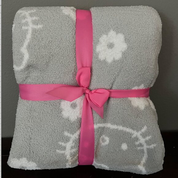 Hello Kitty twin-sized plush blanket - Picture 2 of 5
